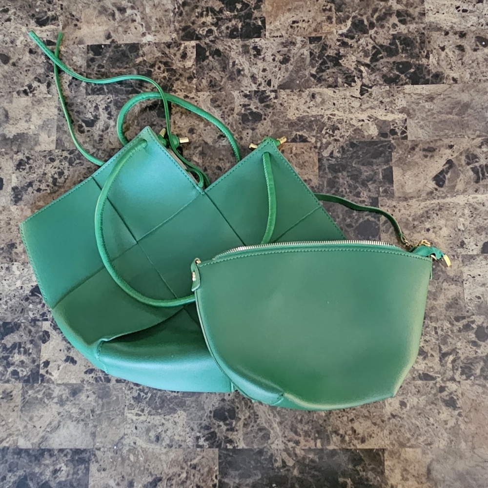 2 in 1 Kelly Green Faux Leather Textured Handbag w/pouch